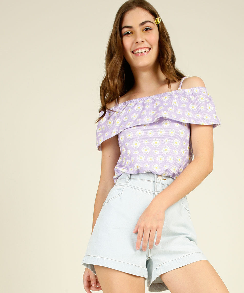 Garota usando top ciganinha lilás floral e short jeans da coleção da CAPRICHO com a Marisa