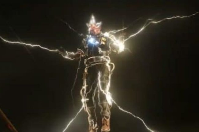 electro Um homem cercado de raios dourados