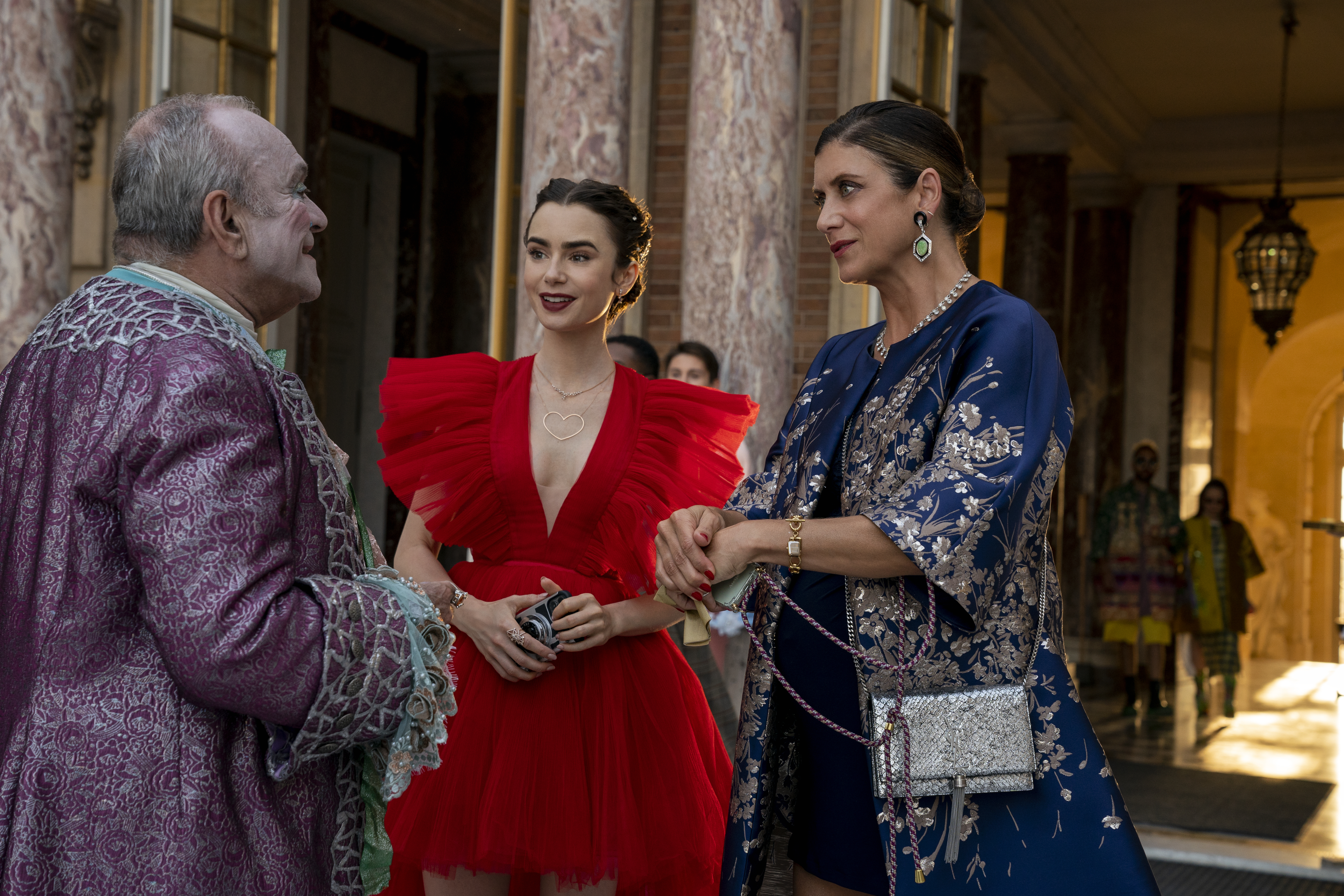 figurino-emily-em-paris-segunda-temporada-03 Jean-Christophe Bouvet como Pierre Cadault, Lily Collins como Emily, Kate Walsh como Madeline na série Emily em Paris