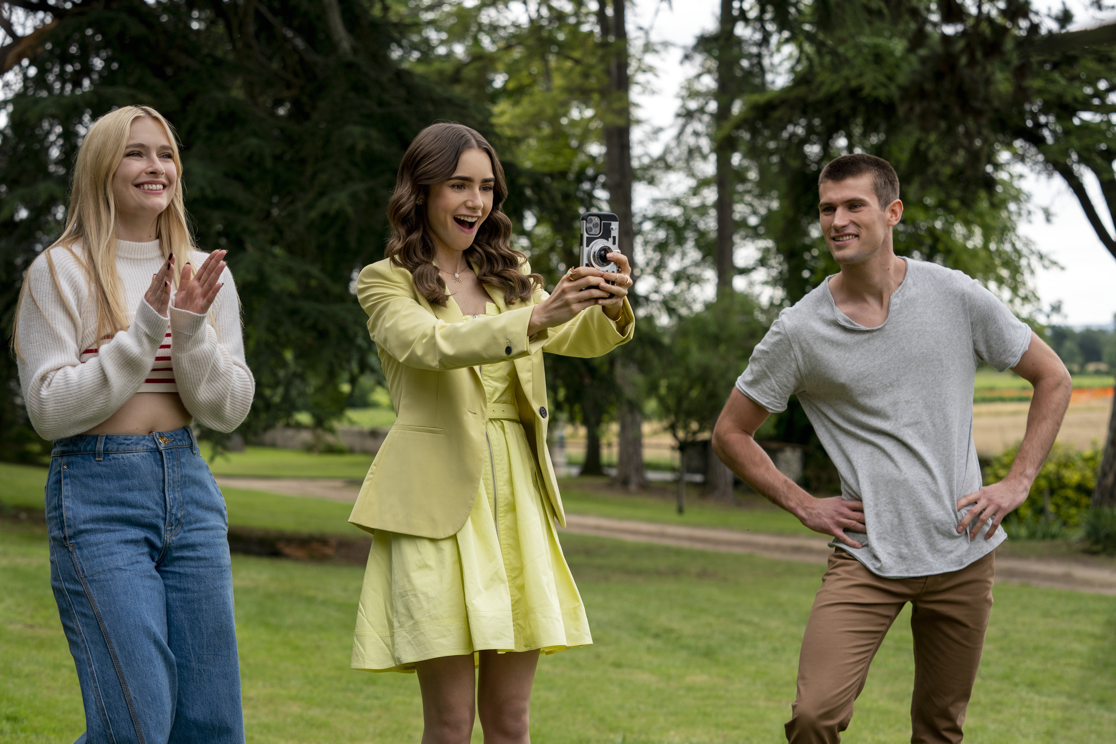 figurino-emily-em-paris-segunda-temporada-06 Camille Razat como Camille, Lily Collins como Emily e Victor Meutelet como Timothée na série Emily em Paris