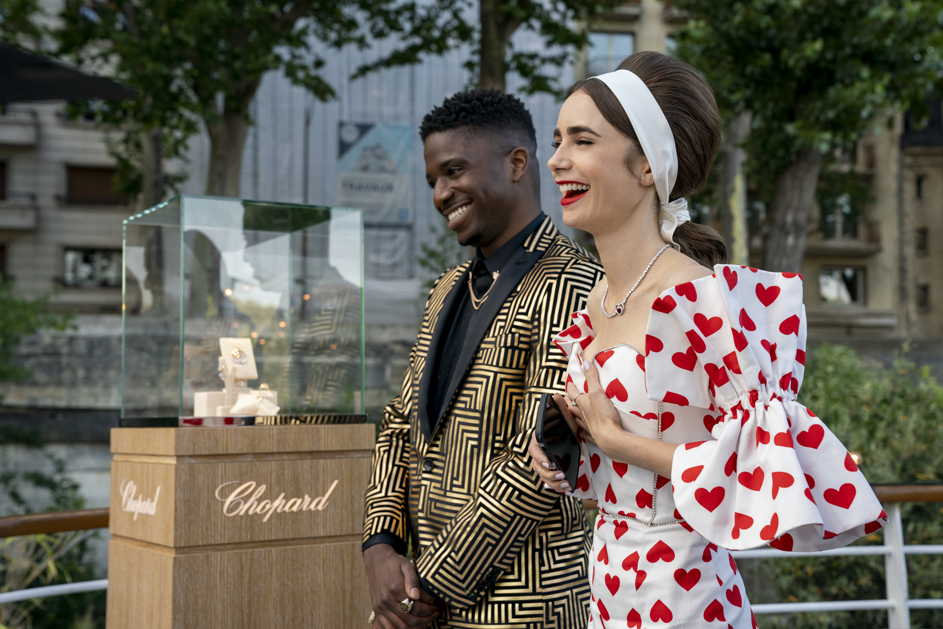 figurino-emily-em-paris-segunda-temporada-10 Samuel Arnold como Julien e Lily Collins como Emily na série Emily em Paris