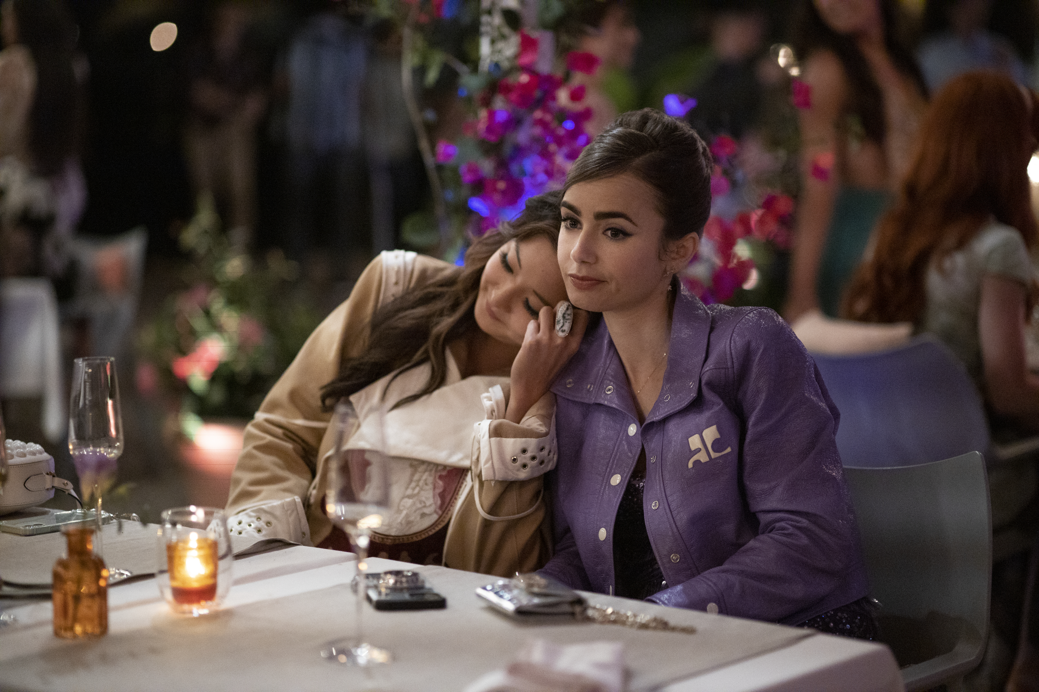 figurino-emily-em-paris-segunda-temporada-12 Ashley Park como Mindy, Lily Collins como Emily na série Emily em Paris