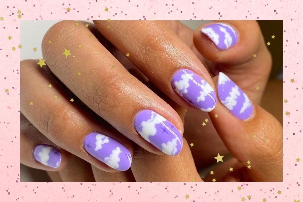 Montagem com o fundo rosa com detalhe de estrelinhas douradas com a foto de unhas roxas com decoração de nuvens brancas.