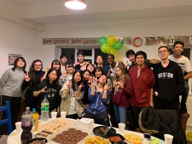 Como é morar em um internato no interior da Inglaterra? Foto de Marine, da Galera CH, durante intercâmbio. Está rolando uma festa de despedida dos alunos, com comes e bebes bem brasileiros, e balões verde e amarelo