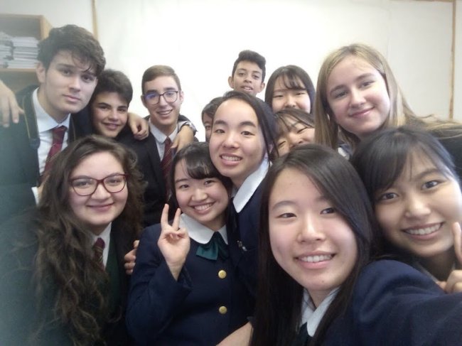 Como é morar em um internato no interior da Inglaterra? Foto de Marine, da Galera CH, durante intercâmbio. Ela tira uma selfie na sala de aula.