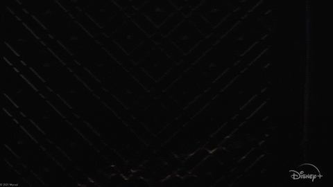 loki Homem negro com traje roxo segurando uma maçã mordida, enquanto uma porta se abre.
