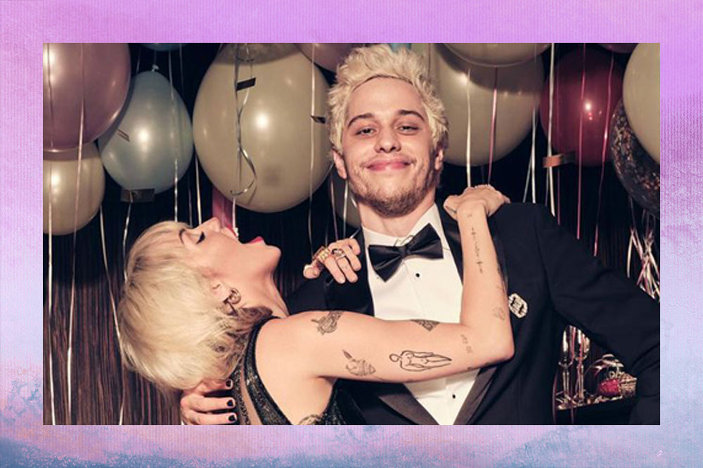 Miley Cyrus faz serenata para Pete Davidson brincando sobre Kim Kardashian