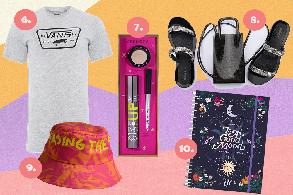 presentes-de-natal-2021-02 Montagem com cinco sugestões de presente de Natal em fundo amarelo, lilás e rosa. Tem uma camiseta da Vans, um kit de maquiagem da Sephora, uma rasteirinha com bolsa pretas da Melissa, um bucket hat rosa e um planner 2022 da CAPRICHO.