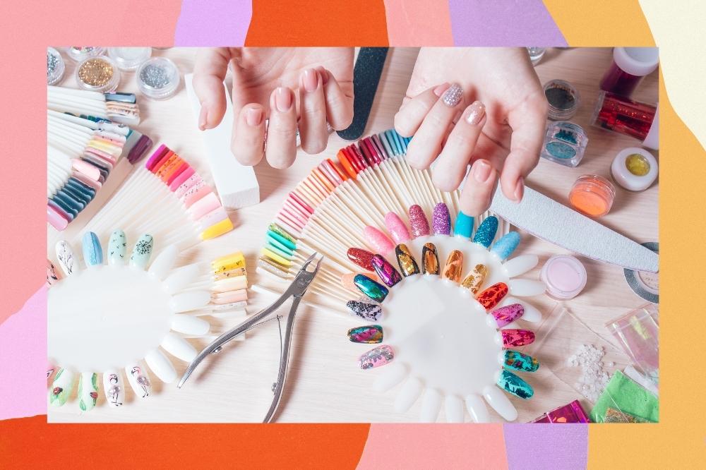 Montagem com o fundo colorido com a foto de mãos em uma mesa de manicures com diversos esmaltes e utensílios para as unhas.