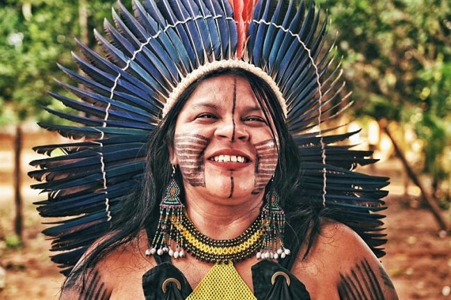 Conheça sete mulheres brasileiras que revolucionaram o Brasil Foto da ativista Sônia Guajajara. Ela é uma mulher indígena, aparece com cocar e pinturas faciais de sua tribo