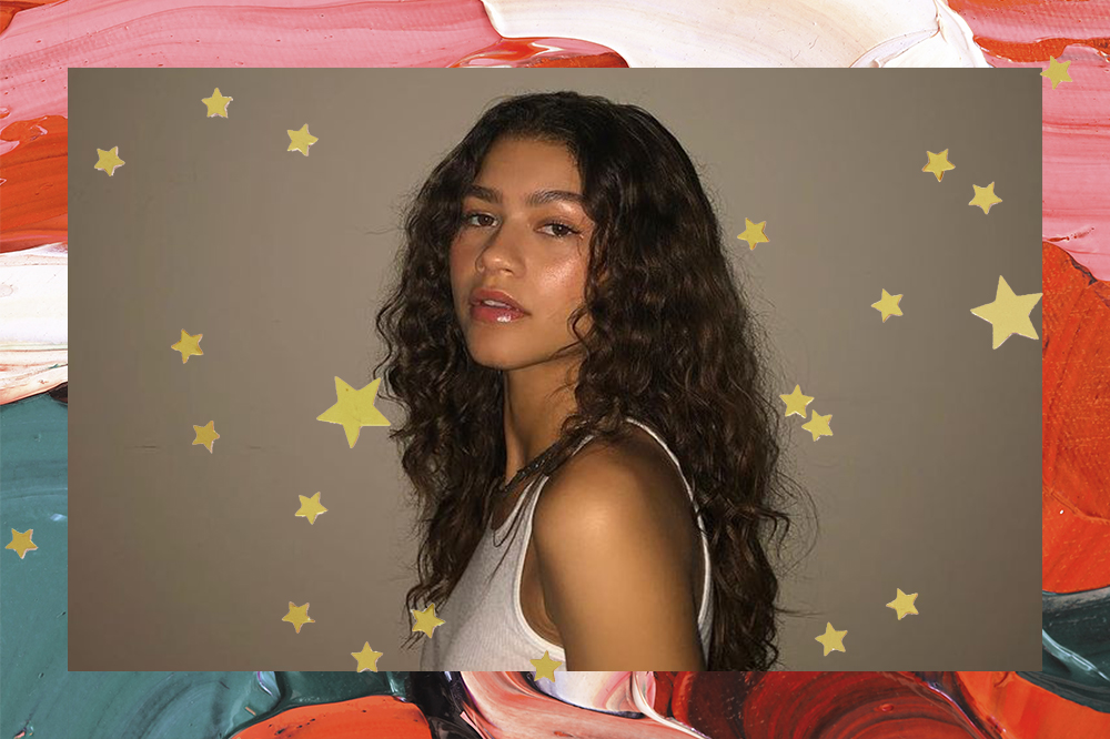 Zendaya usando regata branca olhando para o lado com expressão facial séria. A montagem possui fundo rosa, vermelho e verde e estrelinhas douradas.