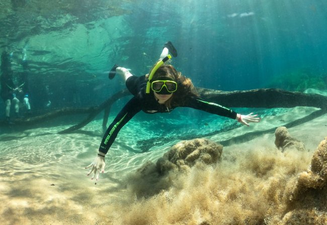 Foto da integrante da Galera Capricho, Antonela, submersa na nascente do rio de prata, em bonito. as águas são cristalinas.