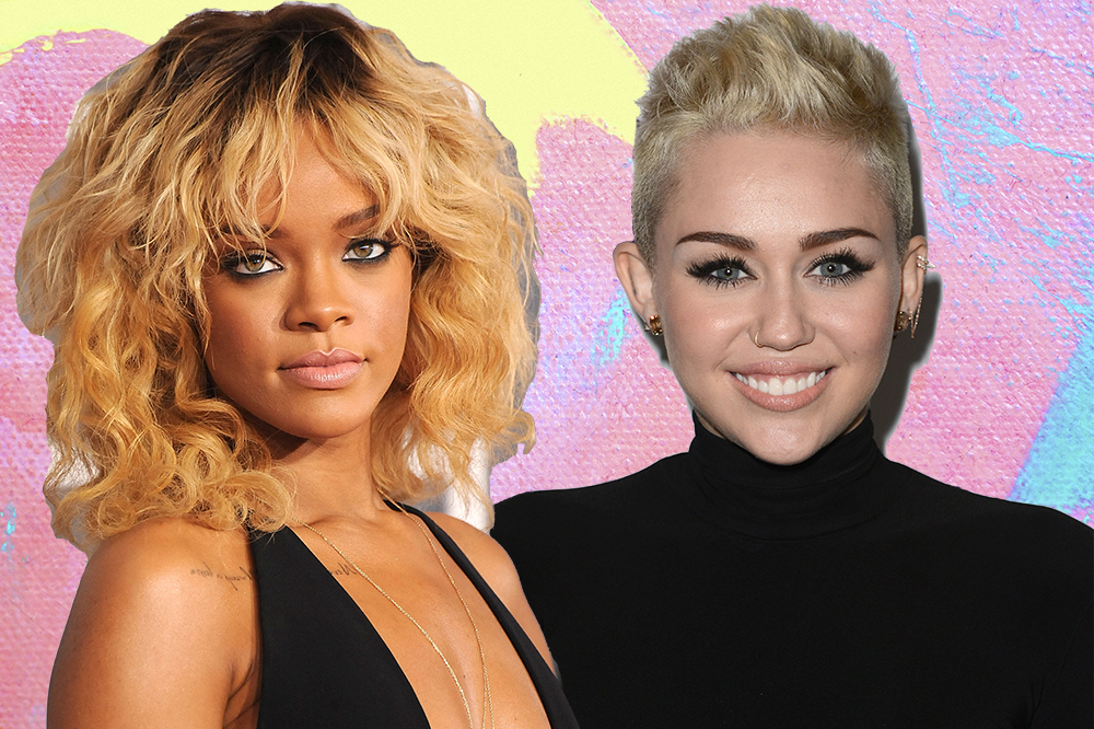 Rihanna de cabelo loiro e Miley Cyrus de cabelo raspado platinado em fundo rosa, amarelo e azul