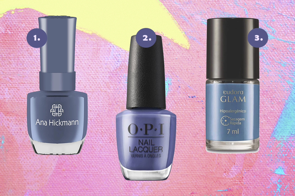 cor-esmaltes-tendencia-2022-very-peri Montagem em fundo rosa, amarelo e azul com três esmaltes na cor Very Peri, a cor Pantone 2022