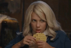 eleven-stranger-things Menina com peruca loira comendo waffle.