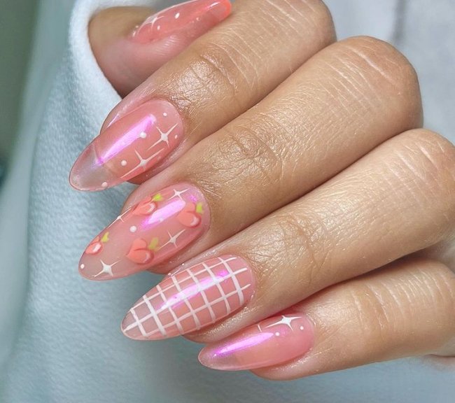 jelly-nails-decoradas Foto de unhas com efeito jelly e decoração com desenhos de pêssego e outros detalhes brancos.
