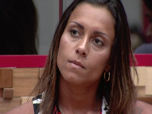 Foto da Lia Khey, do BBB10, olhando com cara de tensão para a câmera