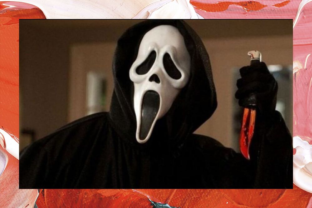 Foto do Ghostface segurando uma faca ensanguentada