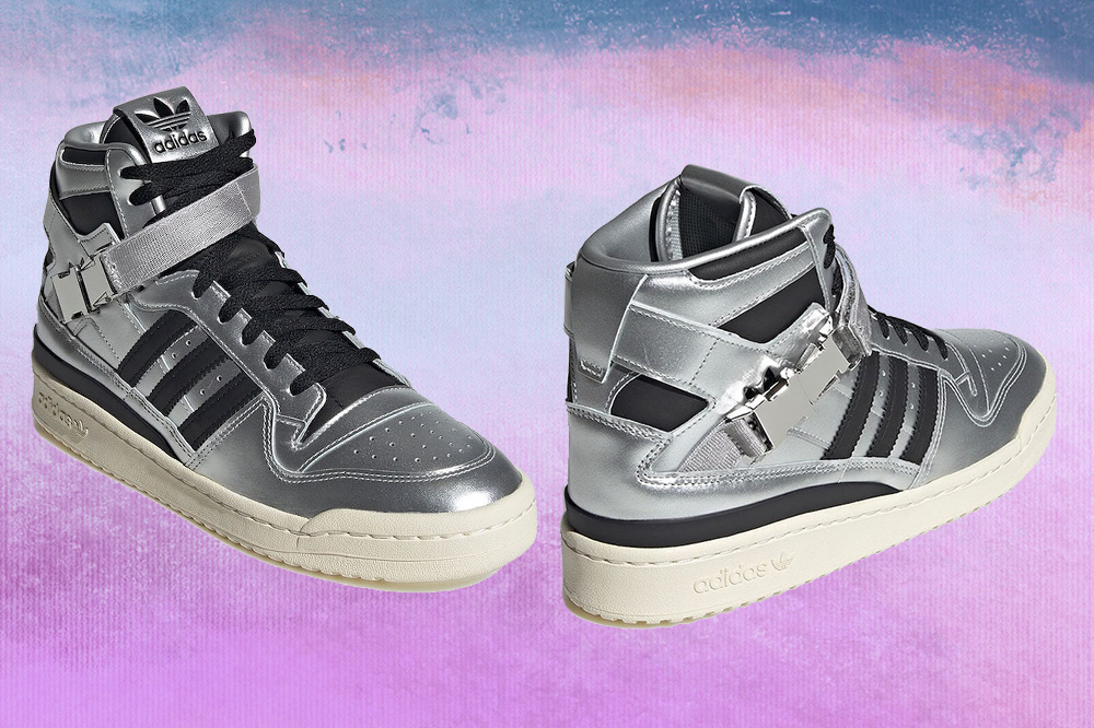 tenis-adidas-metalizado-atmos- Montagem em fundo degradê azul, lilás e roxo com duas fotos do tênis Adidas High Low na versão prata.