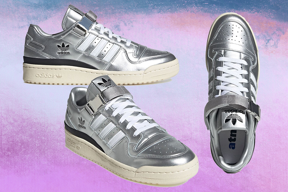 tenis-adidas-metalizado-atmos Montagem em fundo degradê azul, lilás e roxo com três fotos do tênis Adidas Forum Low na versão prata.