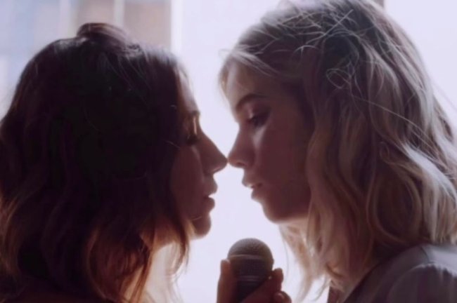 clarissa-ana Ana e Clarissa próximas uma a outra cantando em um microfone.