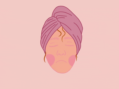 gif-animacao-skincare GIF com uma animação com o fundo rosa e desenho de uma garota fazendo uma máscara facial.