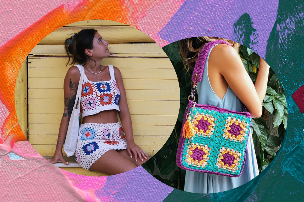 Montagem em fundo rosa, laranja, lilás e verde com duas fotos em molduras redondas. À esquerda, garota sentada usando conjuntinho de crochê e, à direita, bolsa de crochê pendurada no ombro