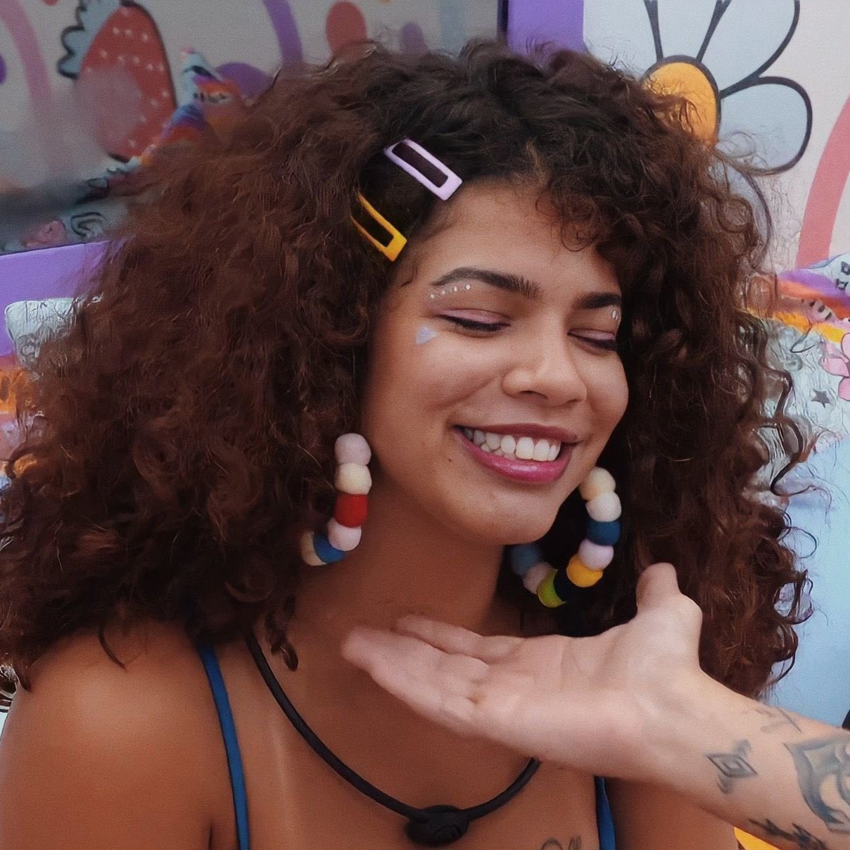 A cantora Maria sorrindo de olhos fechados no BBB22