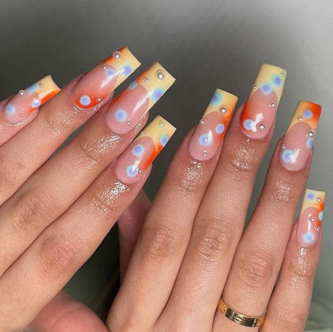 nail-art-francesinha-colorida-com-aplicacao-perolas Foto de unhas longas com francesinha colorida e aplicação de pérolas.