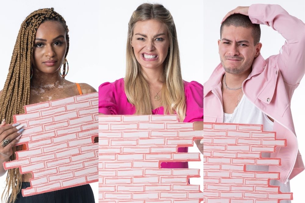 Montagem com Natália, Bárbara e Arthur segurando plaquinhas de tijolos para representar o paredão no BBB22