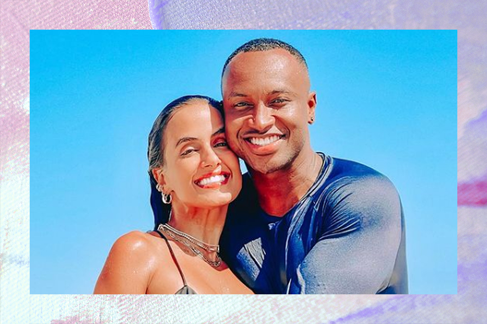 Foto de Carol Peixinho e Thiaguinho sorrindo e abraçados na praia