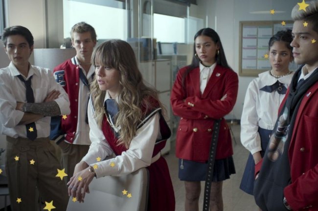rebelde-netflix-uniforme Cena de Rebelde da Netflix dos personagens na escola com o uniforme do colégio.