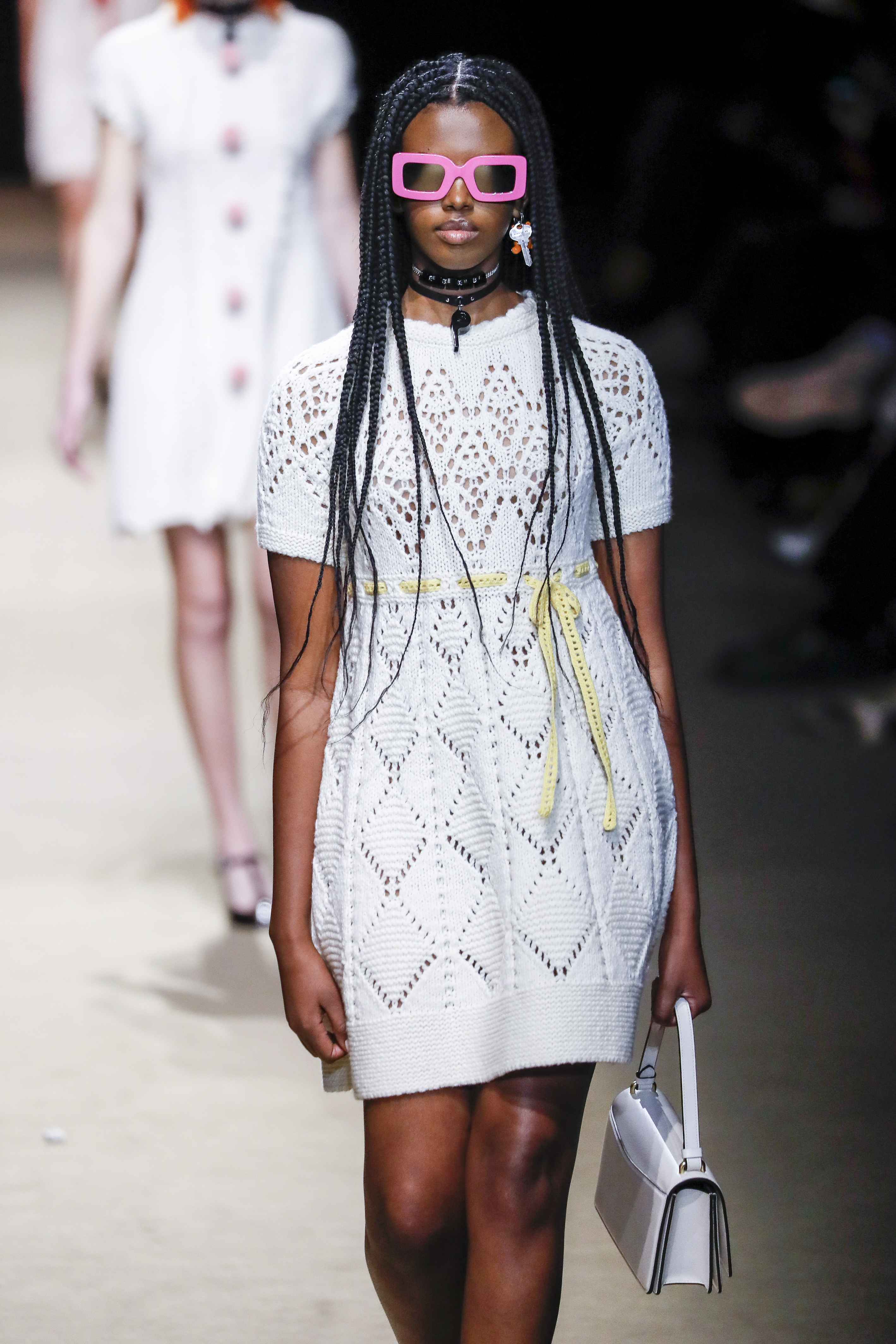 Coach – Runway – Fall/Winter 2022-2023 New York Fashion Week Modelo usando vestido branco de tricô em desfile da Coach na semana de Moda de Nova York