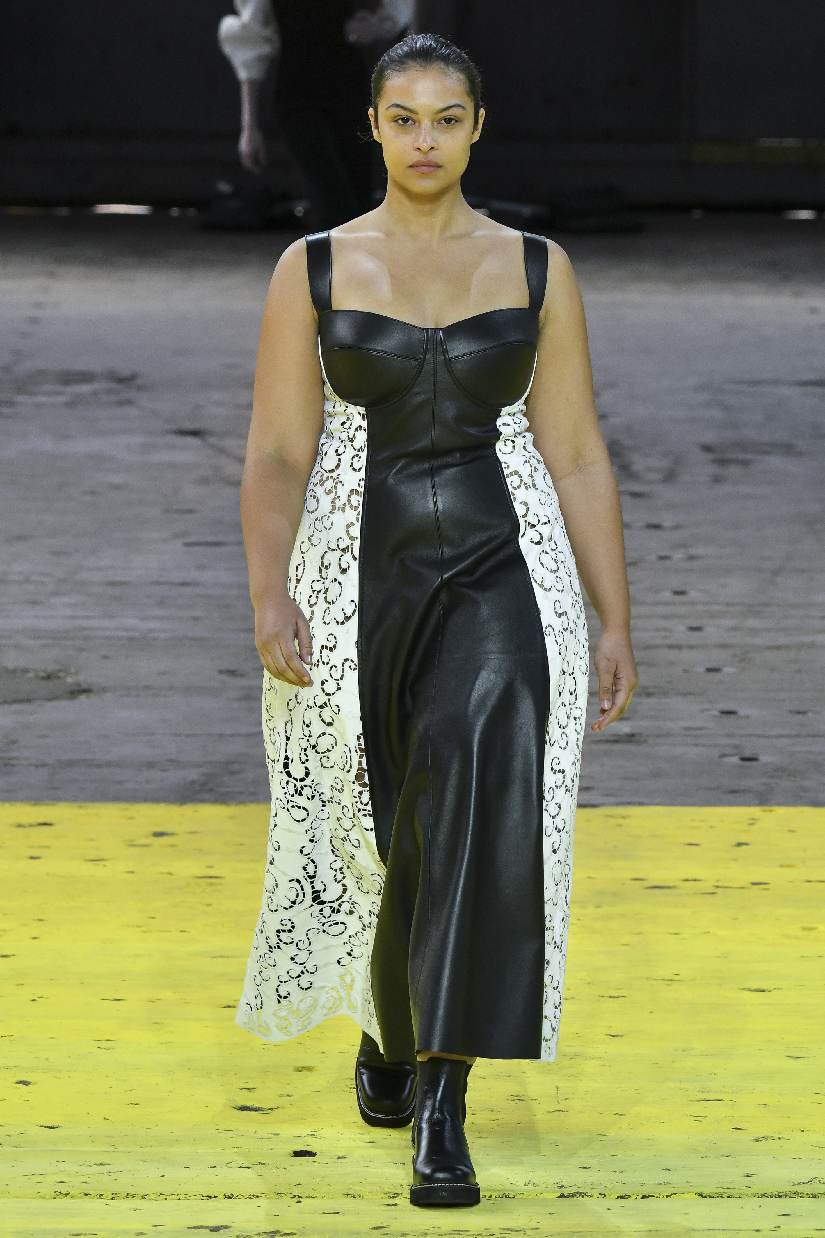 Gabriela Hearst – Runway – Fall/Winter 2022-2023 New York Fashion Week Modelo usando vestido longo de couro com botinha preta em Desfile da Gabriela Hearst na semana de moda de Nova York