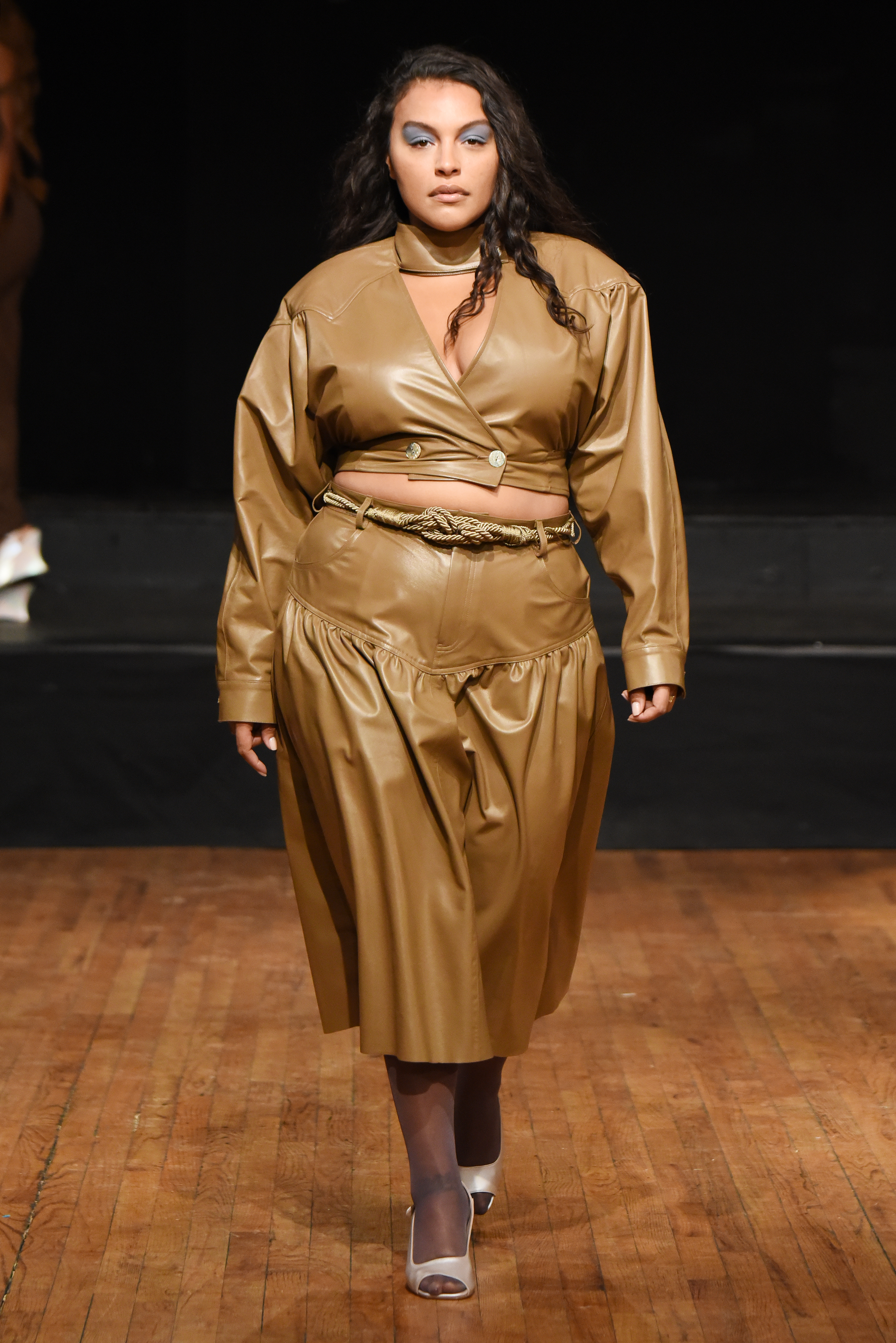 Maryam Nassir Zadeh – Runway – February 2022 New York Fashion Week Modelo usando conjuntinho de camisa e saia de couro em tom de marrom em Desfile da Maryam Nassir Zadeh na semana de moda de Nova York