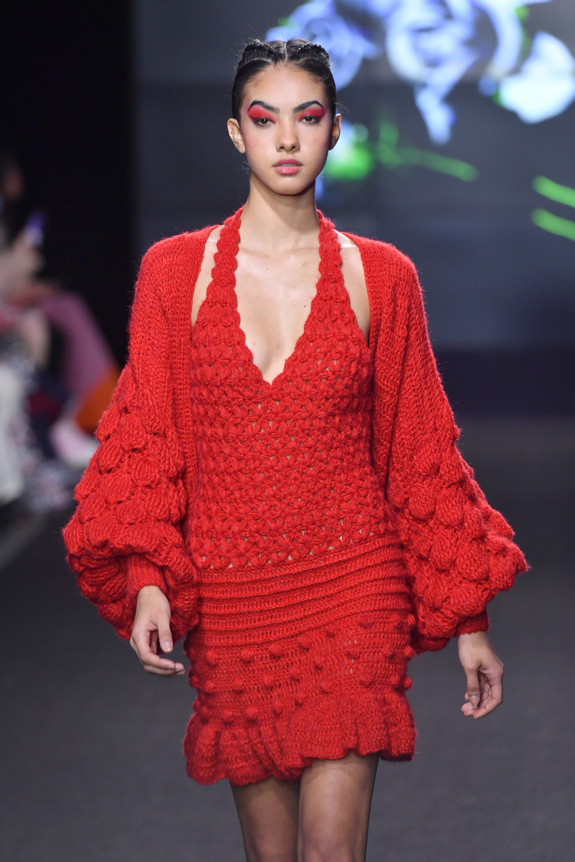 Frederick Anderson – Runway – February 2022 New York Fashion Week Modelo usando vestido e casaco de tricô vermelho em Desfile da Frederick Anderson na semana de moda de Nova York