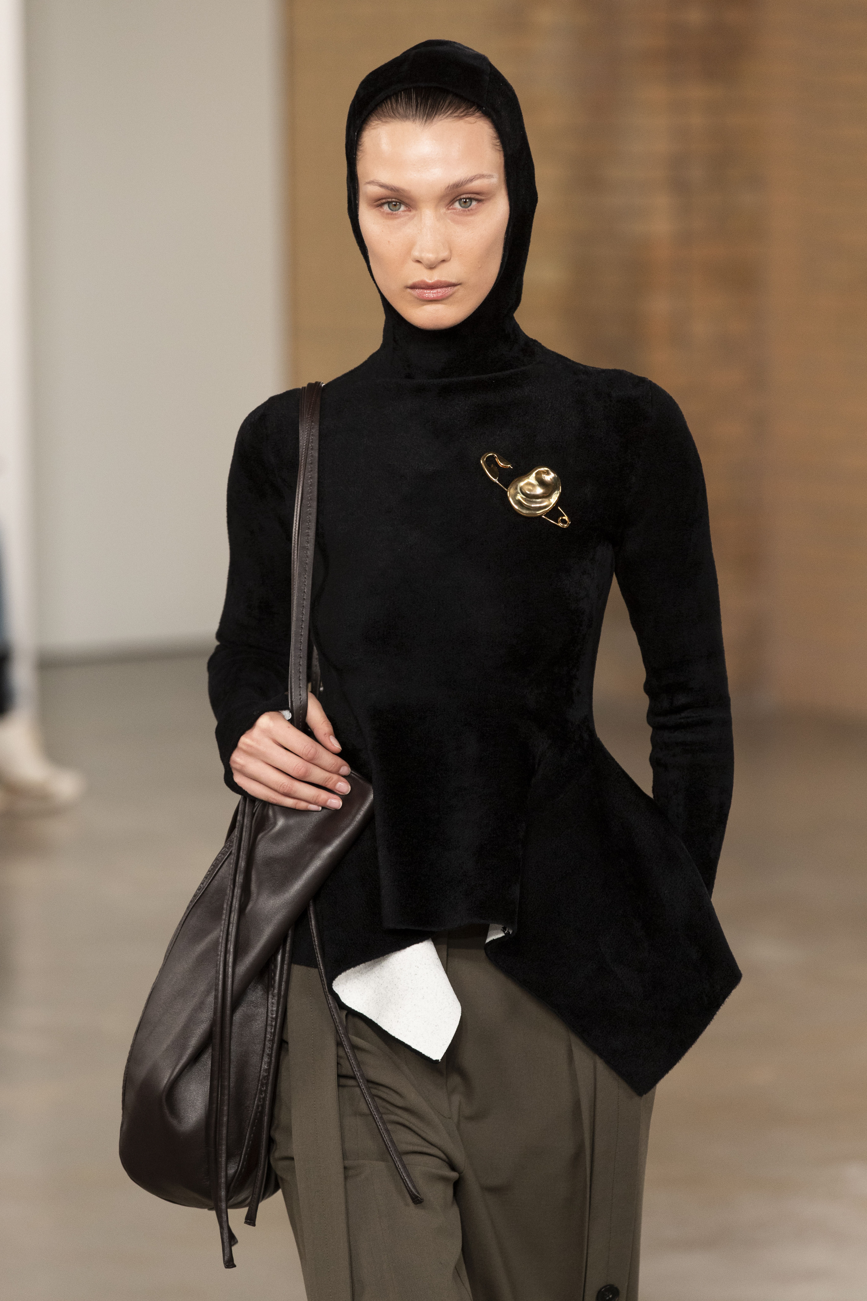 Proenza Schouler – Runway – Fall/Winter 2022-2023 New York Fashion Week Bella Hadid usando balaclava preta no desfile da Proenza Schouler na semana de moda de Nova York