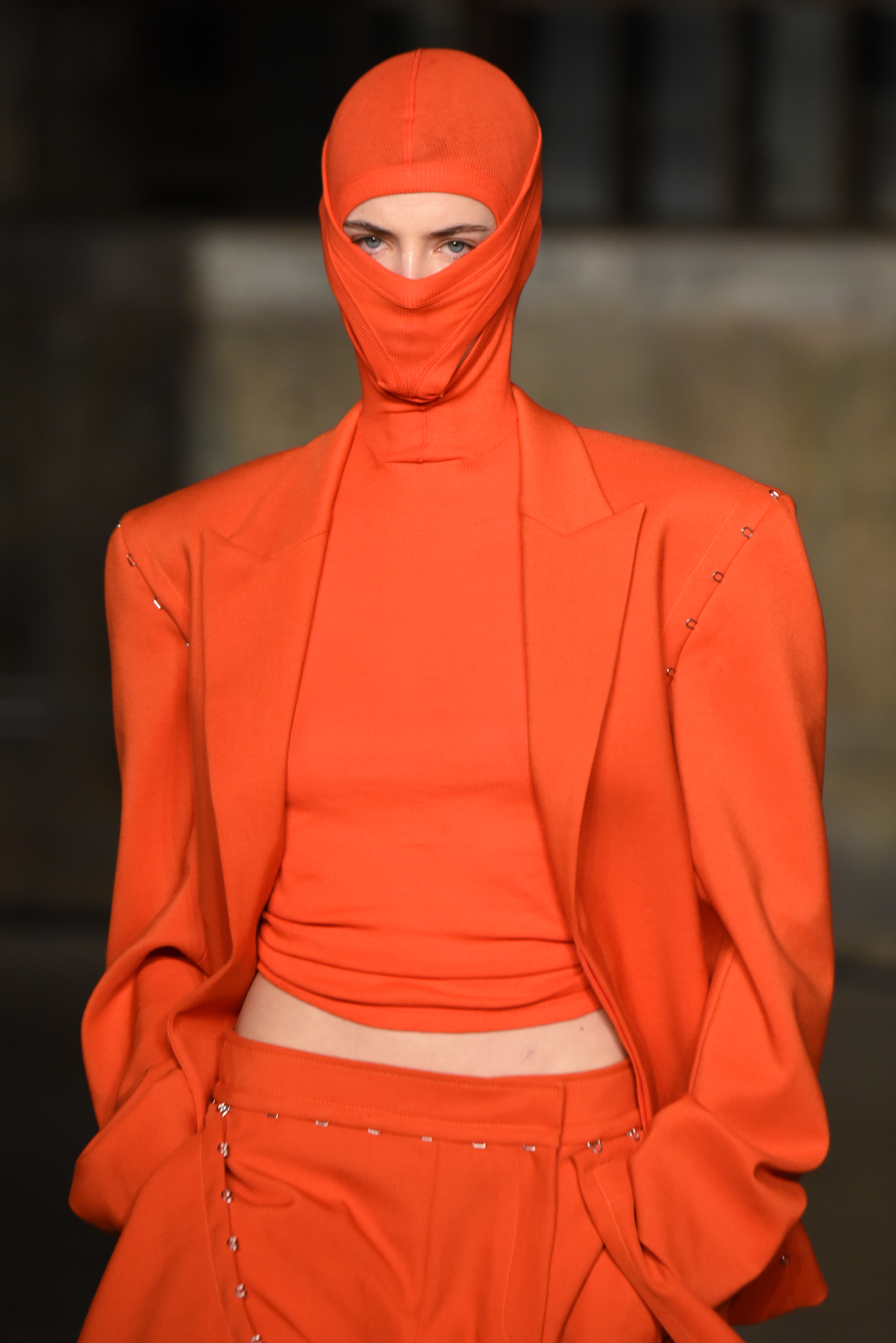 Dion Lee – Runway – February 2022 New York Fashion Week Modelo com look todo laranja e balaclava em Desfile de Dion Lee na semana de moda de Nova York