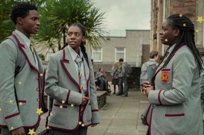 sex-education-uniforme Cena da série da Netflix Sex Education de personagens fora da escola com uniforme.