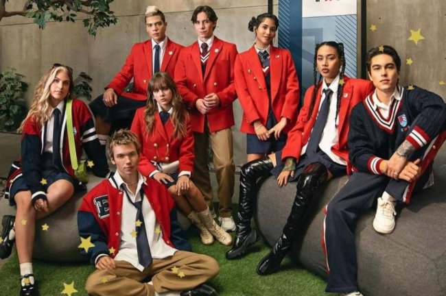 uniforme-rebelde-netflix Elenco de Rebelde em foto promocional usando o uniforme do colégio.