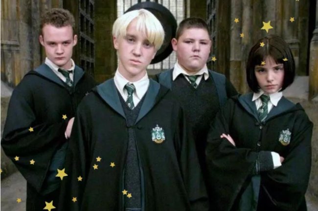 uniforme-sonserina-harry-potter Foto de uma cena de Harry Potter com Draco e outros personagens com o uniforme da Sonserina.