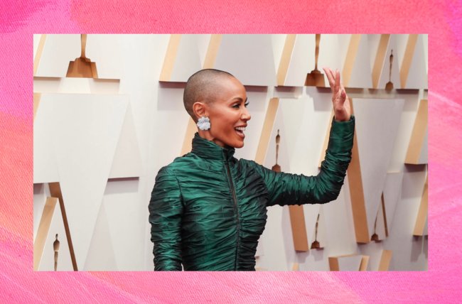 Fundo colorido. Ao centro, uma imagem de Jada Smith no Oscar. Ela está com o cabelo raspado e vestido de gola alta e mangas compridas, na cor verde.