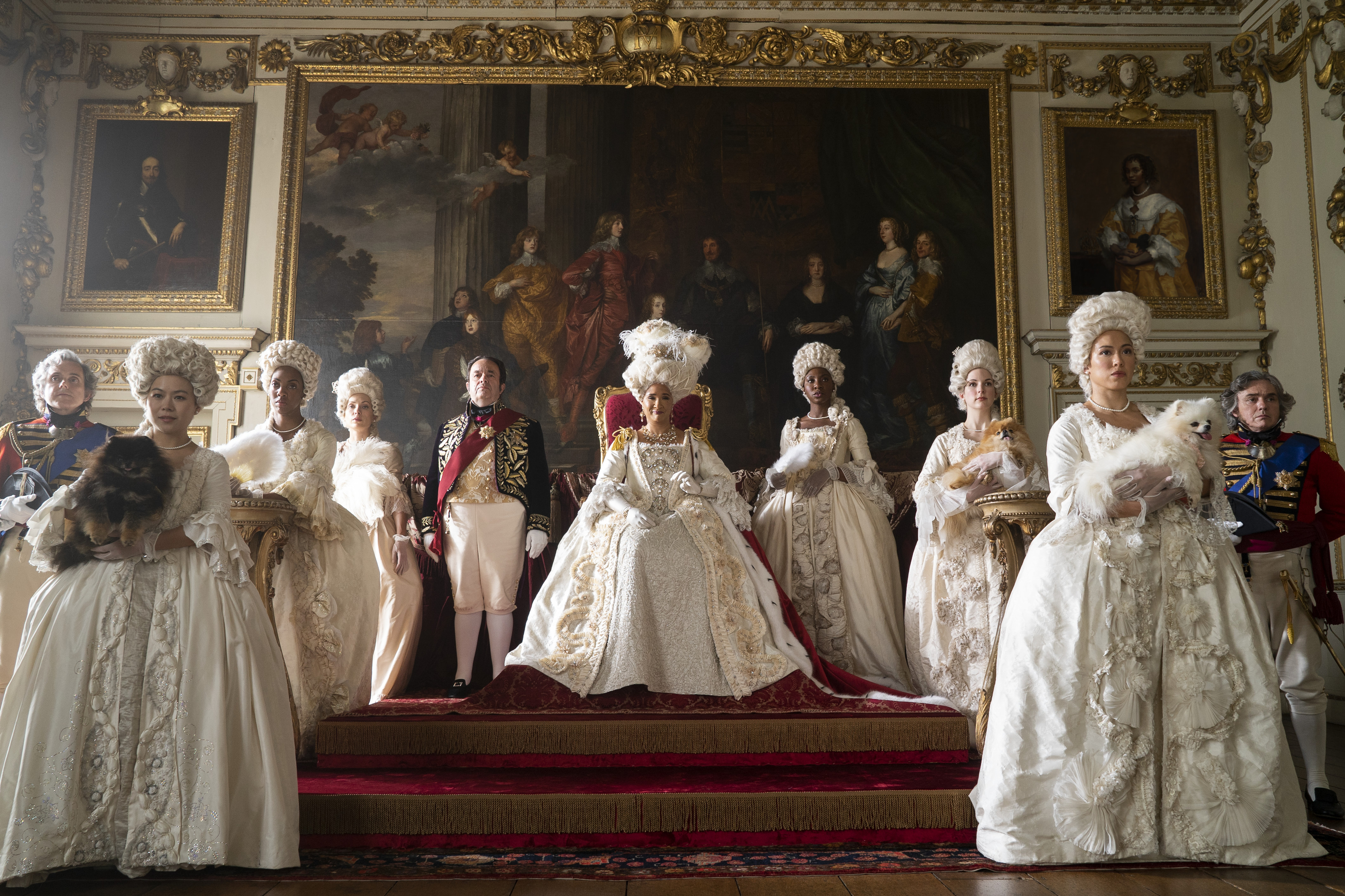 BRIDGERTON_201_Unit_03453R Imagem mostra, da esquerda para a direita, Hugh Sachs como Brimsley, Golda Rosheuvel como Rainha Charlotte e outros membros em cena no palácio de Char no primeiro episódio 2ª temporada de Bridgerton.
