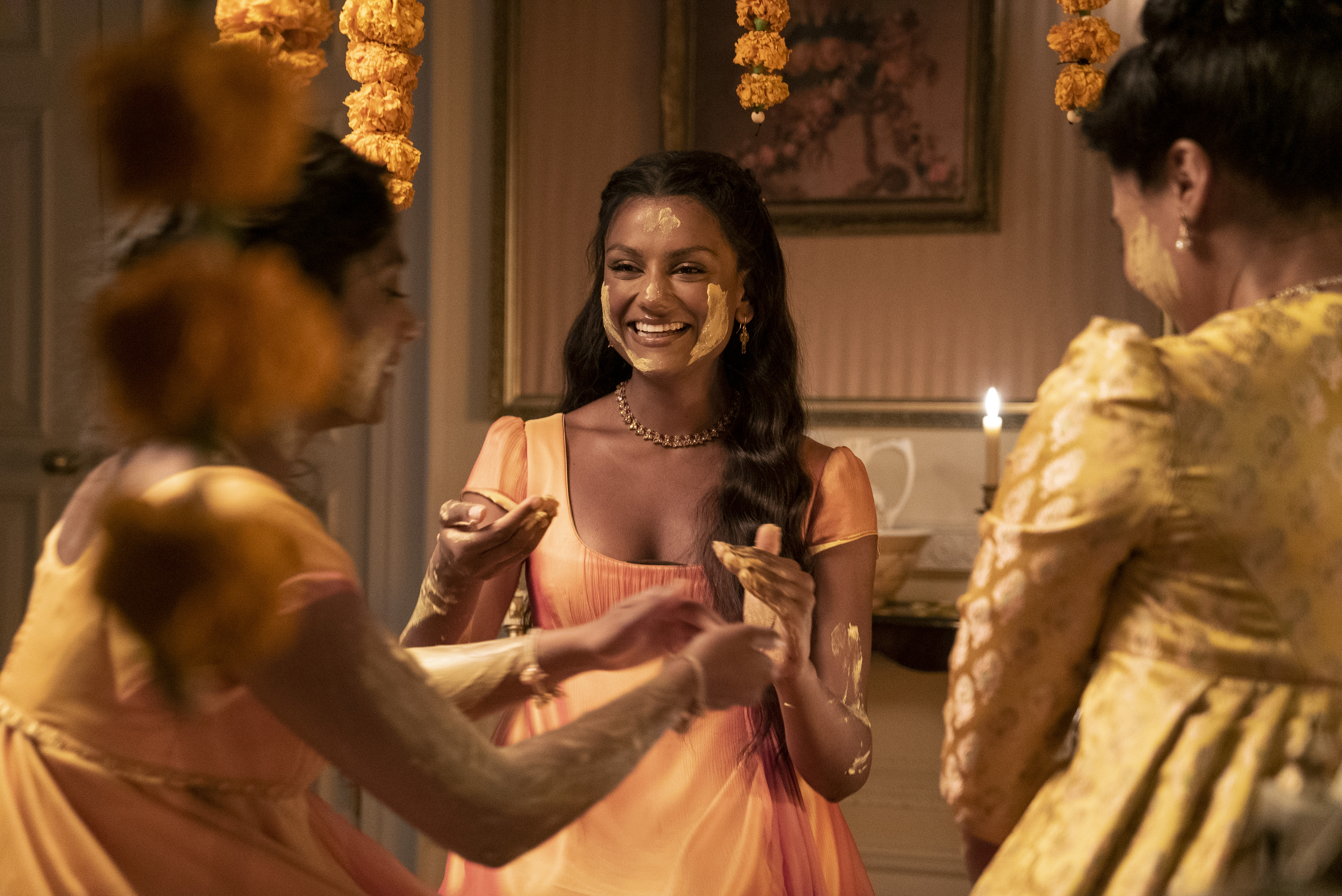BRIDGERTON_206_Unit_02164R Imagem mostra, da esquerda para a direita, Charithra Chandran como Edwina Sharma, Simone Ashley como Kate Sharma, Shelley Conn como Mary Sharma em cena da segunda temporada de Bridgerton.