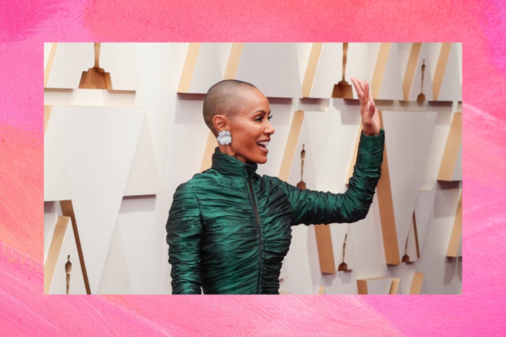 Fundo colorido. Ao centro, uma imagem de Jada Smith no Oscar. Ela está com o cabelo raspado e vestido de gola alta e mangas compridas, na cor verde.