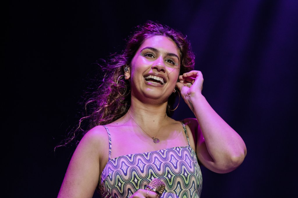 Alessia Cara demonstra amor pelo Brasil em show cativante no Lollapalooza