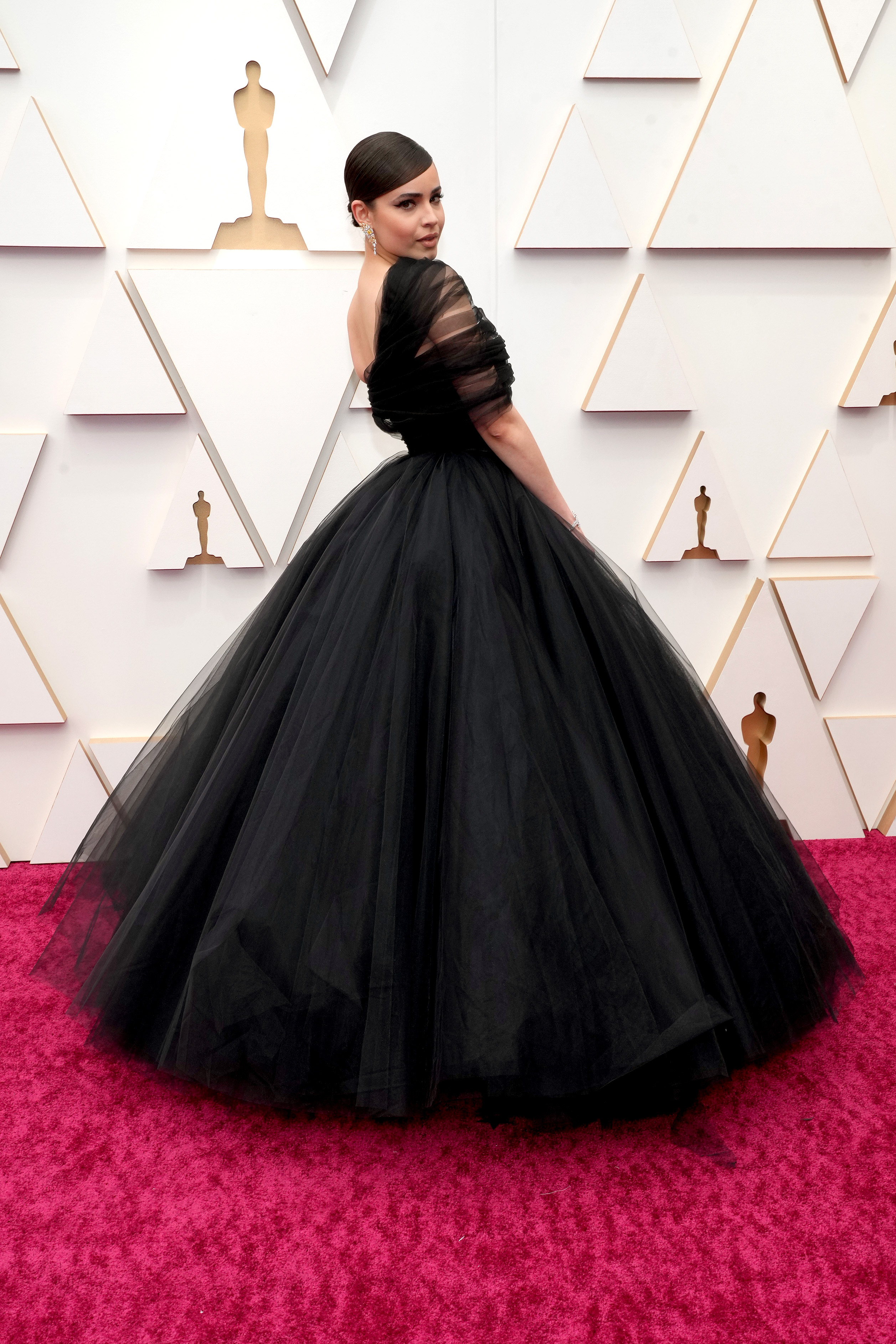 94th Annual Academy Awards – Arrivals Sofia Carson usando vestido preto volumoso no tapete vermelho do Oscar 2022
