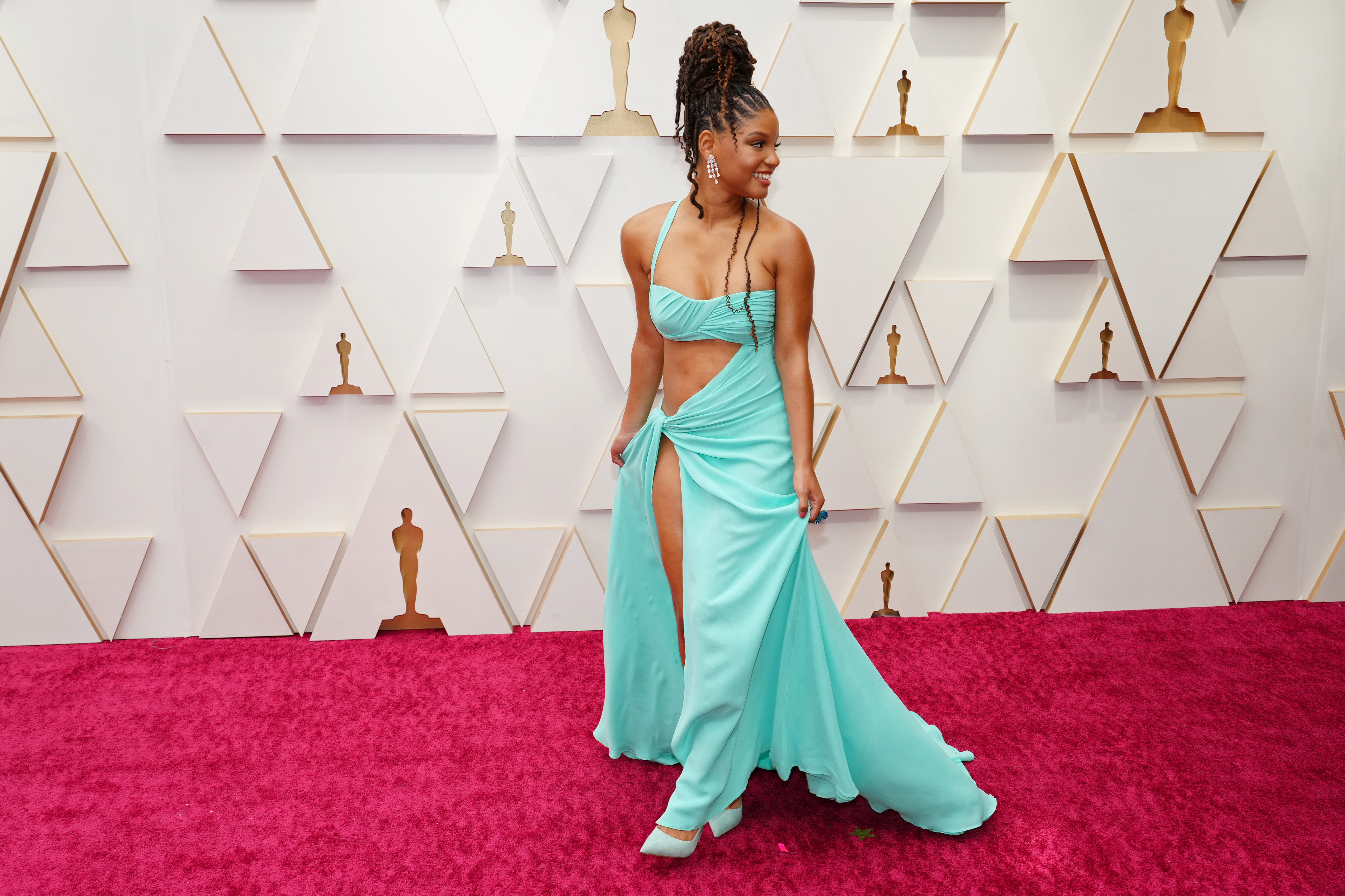 94th Annual Academy Awards – Arrivals Halle Bailey usando vestido azul no tapete vermelho do Oscar 2022