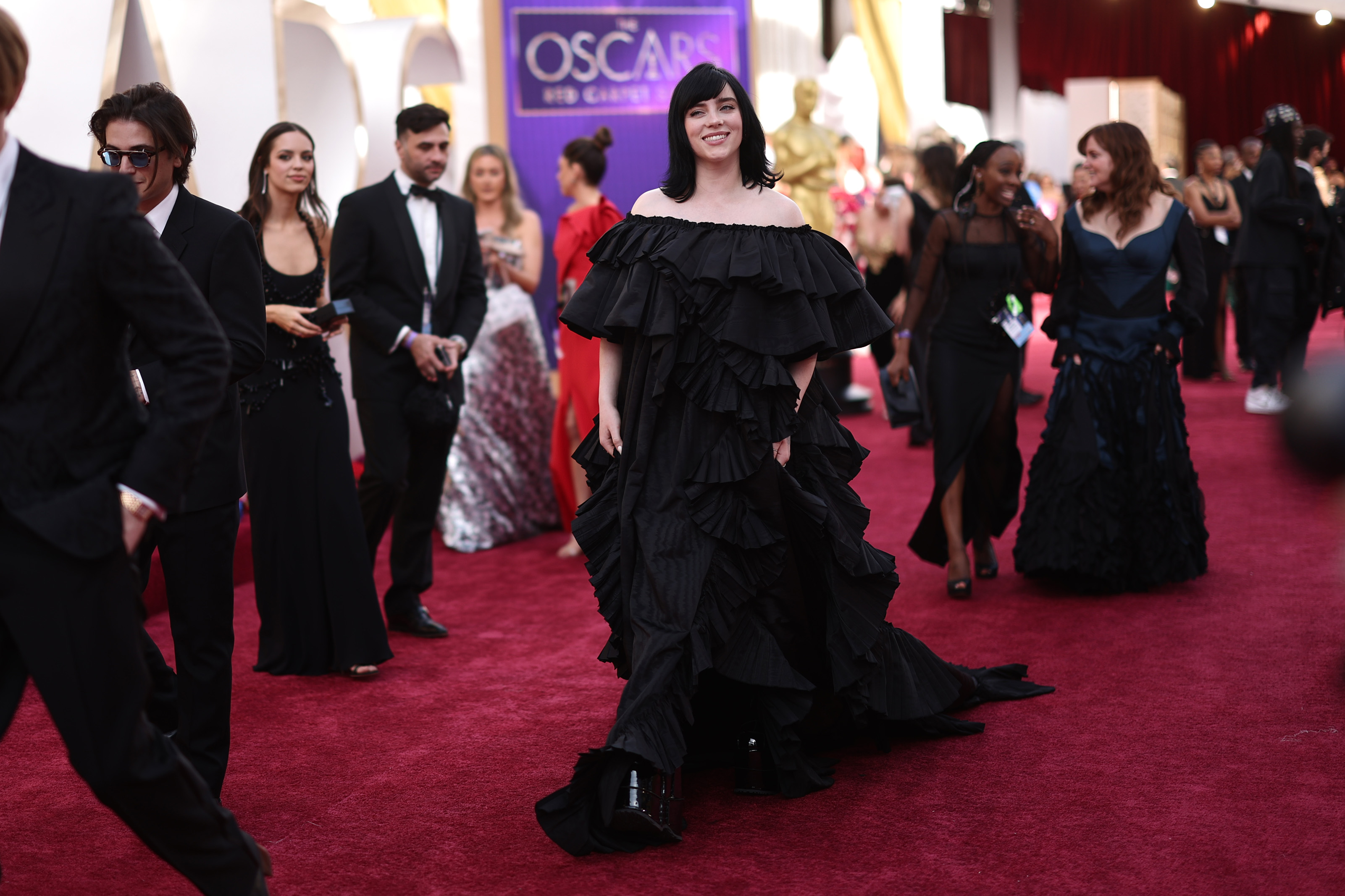 94th Annual Academy Awards – Red Carpet Billie Eilish usando vestido preto no tapete vermelho do Oscar 2022