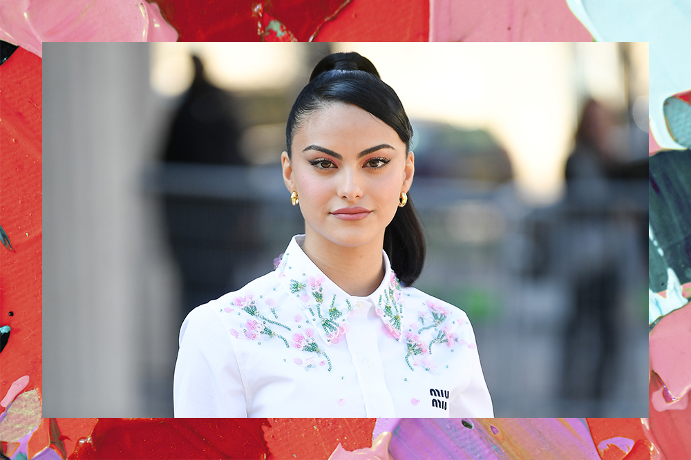 Camila Mendes usou look com minissaia ~polêmica~ de cintura baixa